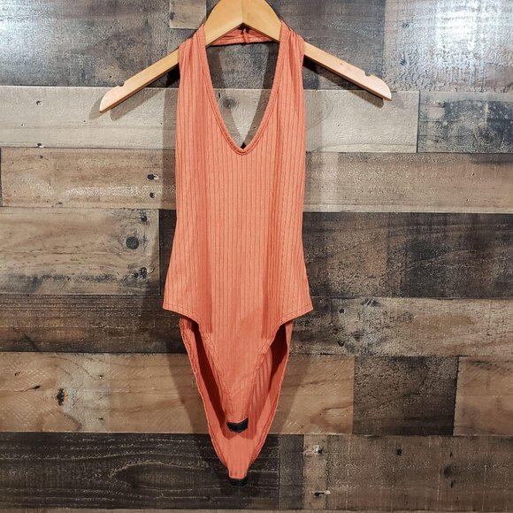 Nasty Gal ribbed halter v-neck bodysuit - Picture 2 of 8